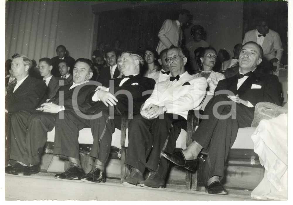 1953 VENEZIA Mostra del CINEMA - Delegazione russa assiste alla proiezione *Foto Fotografia d'epoca, con didascalia coeva al verso. CONDIZIONI: G (ma piccole mancanze di pellicola fotografica ai margini)FORMATO: 18x13 cm    originale e autentica 1