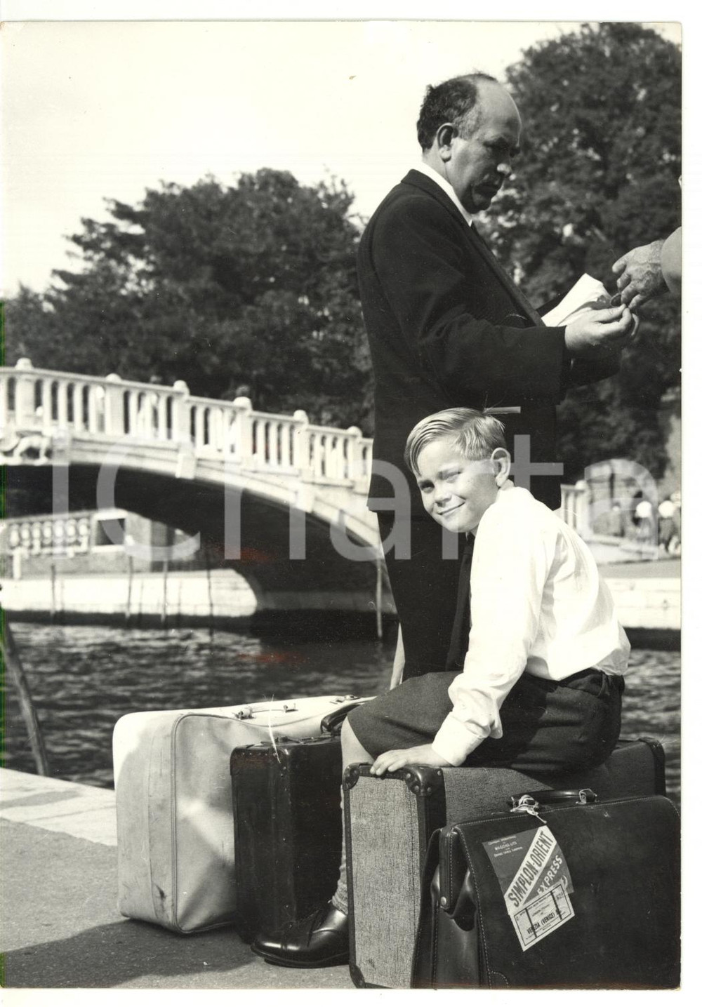 1959 VENEZIA Mostra del CINEMA - Arrivo del giovane attore Jan McLAINE *Foto Fotografia d'epoca, con didascalia coeva al verso. CONDIZIONI: G (ma lieve ondulazione)FORMATO: 13x18 cm    originale e autentica 1