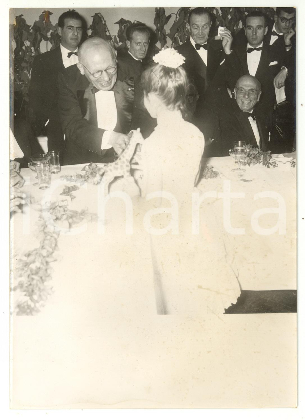 1955 ca PREMIO POESIA ETNA-TAORMINA Francesco FLORA con giovane Ellison DRONET Fotografia d'epoca, con didascalia coeva al verso. CONDIZIONI: POOR (bassa qualit&agrave; di stampa; piccola piegatura al margine inferiore; lievi aloni)FORMATO: 13x18 cm    originale e autentica 1