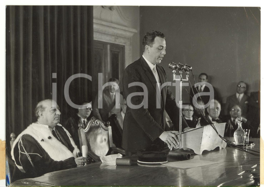 1955 ca PALERMO Discorso di Generoso POPE dopo consegna laurea honoris causa Fotografia d'epoca, con didascalia coeva al verso. CONDIZIONI: G (ma piccole piegature agli angoli)FORMATO: 18x13 cm    originale e autentica 1