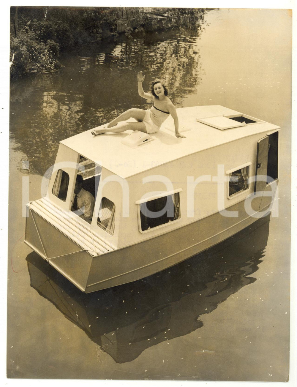 1955 BROXBOURNE Pat MARSHALL aboard cabin cruiser OTTER *Photo 15x20 cm Fotografia d'epoca, con didascalia coeva al verso. CONDIZIONI: POOR (alone diffuso; lievi sovraimpressioni; millimetrici strappi e piegature all'angolo superiore sinistro)FORMATO: 15x20 cm    originale e autentica 1