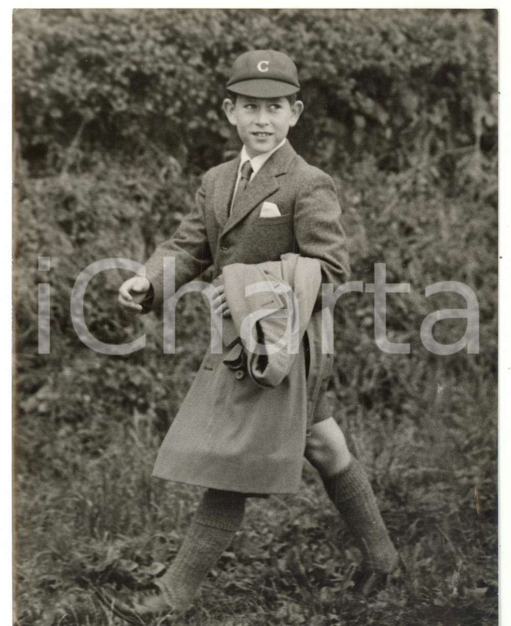 1958 NEWBURY Prince CHARLES striding back to Cheam School - Foto 15x20 Fotografia d'epoca, con didascalia coeva al verso. CONDIZIONI: G (ma lievi sovraimpressioni; piccola piegatura all'angolo inferiore destro)FORMATO: 15x20 cm    originale e autentica 1