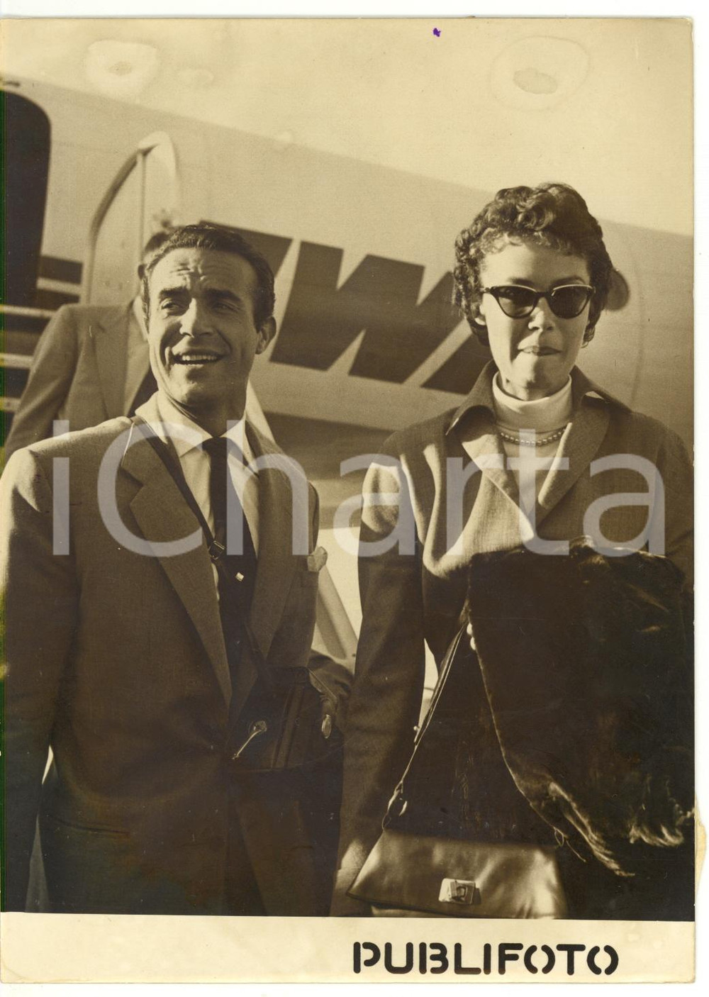 1954 ROMA Aeroporto CIAMPINO - Arrivo di Ricardo MONTALBAN con Georgiana YOUNG Fotografia d'epoca, con didascalia coeva al verso. CONDIZIONI: POOR (alone diffuso; lievi macchie al margine superiore; sovraimpressione circolare)FORMATO: 13x18 cm    originale e autentica 1