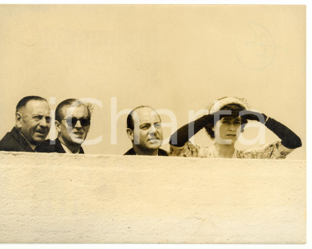 1953 LONDON AIRPORT - ELIZABETH II shielding her eyes with her hands *Photo Fotografia d'epoca, con didascalia coeva al verso. CONDIZIONI: FAIR (sovraimpressione al margine superiore; alone diffuso)FORMATO: 20x15 cm    originale e autentica 1