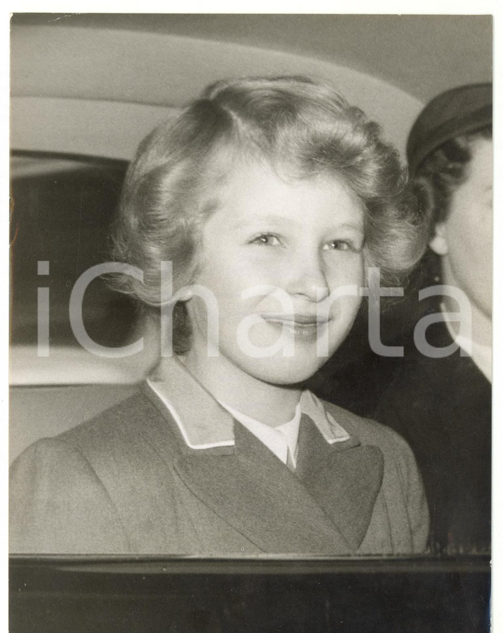 1958 LONDON Princess ANNE leaving The Hospital for Sick Children *Photo 15x20 Fotografia d'epoca, con didascalia coeva al verso. CONDIZIONI: FAIR (bassa qualit&agrave; di stampa; piccole piegature ai margini)FORMATO: 15x20 cm    originale e autentica 1
