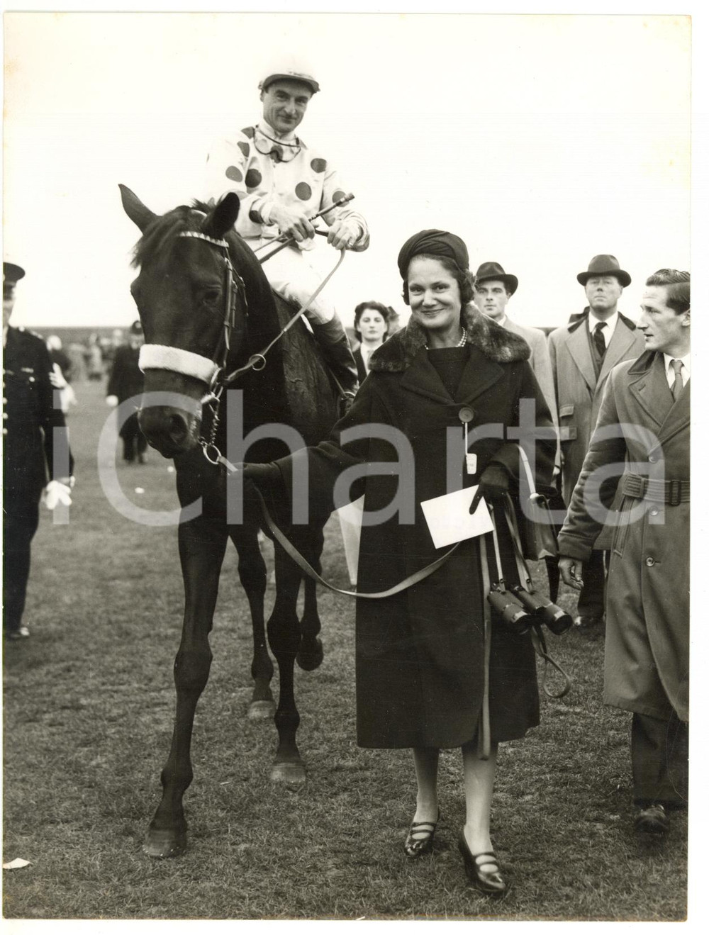 1957 NEWMARKET Cambridgeshire Handicap - Harry CARR winning on STEPHANOTIS Fotografia d'epoca, con didascalia coeva al verso. CONDIZIONI: G (ma lieve sovraimpressione)FORMATO: 15x20 cm    originale e autentica 1