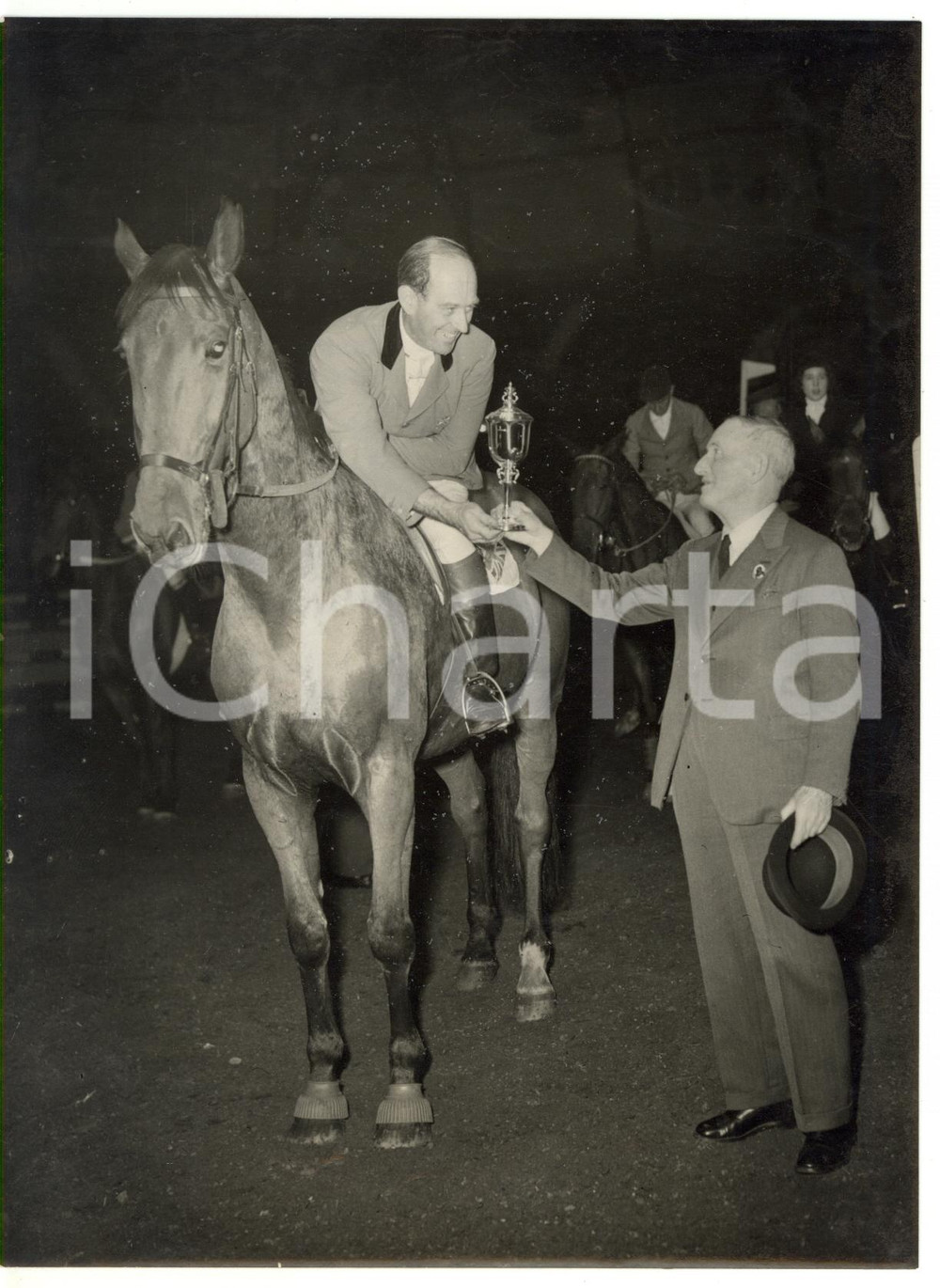 1953 LONDON Beaufort Stakes - Harry LLEWELLYN on FOXHUNTER winning the race Fotografia d'epoca, con didascalia coeva al verso. CONDIZIONI: FAIR (lievi piegature e sovraimpressione circolare; piccole macchie)FORMATO: 15x20 cm    originale e autentica 1