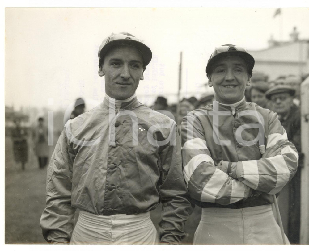 1956 STOCKPORT Jockey brothers Joe and Manny MERCER *Photo 20x15 Fotografia d'epoca, con didascalia coeva al verso. CONDIZIONI: G (ma lievi sovraimpressioni)FORMATO: 20x15 cm    originale e autentica 1