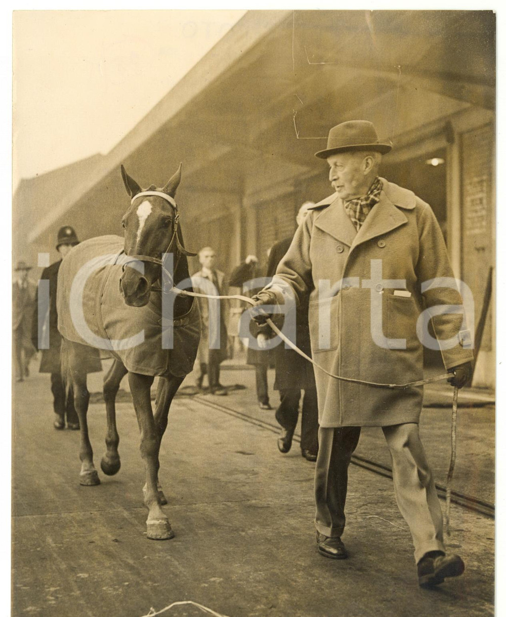 1953 LONDON Queen's racing manager Charles MOORE leading pony ROSITA *Photo Fotografia d'epoca, con didascalia coeva al verso. CONDIZIONI: FAIR (alone diffuso; evidente sovraimpressione all'angolo superiore sinistro)FORMATO: 15x20 cm    originale e autentica 1