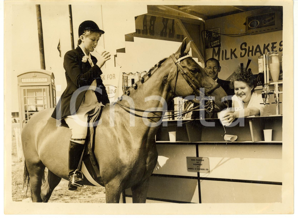 1955 BLACKBURN Royal Lancashire - Marjorie PICKET and MOSETTE having a refreshed
