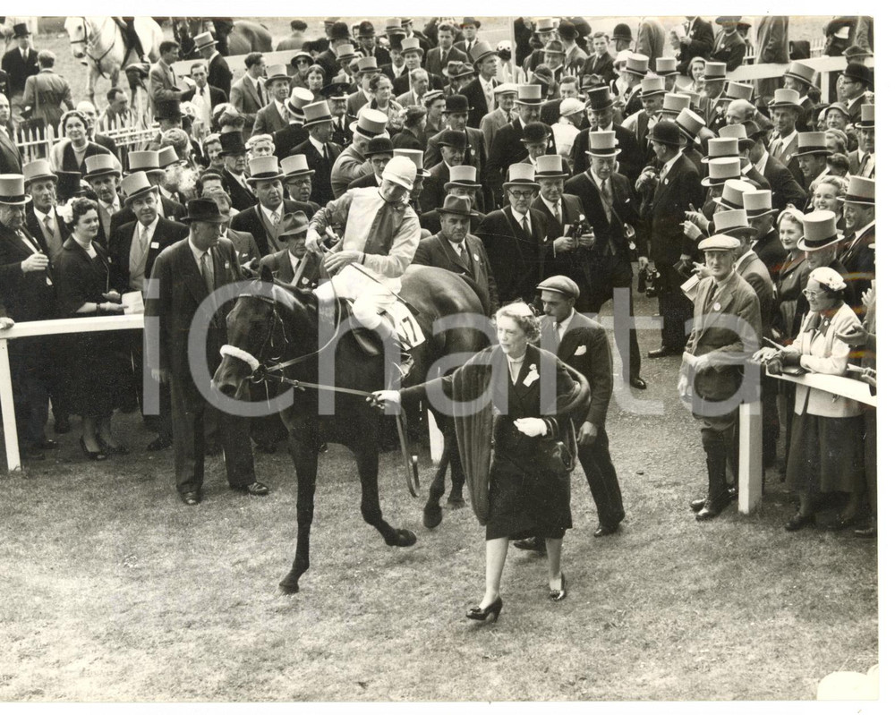 1955 EPSOM Oaks Stakes - Harry CARR riding MELD after the victory *Photo 20x15 Fotografia d'epoca, con didascalia coeva al verso. CONDIZIONI: FAIR (ondulazione al margine destro)FORMATO: 20x15 cm    originale e autentica 1