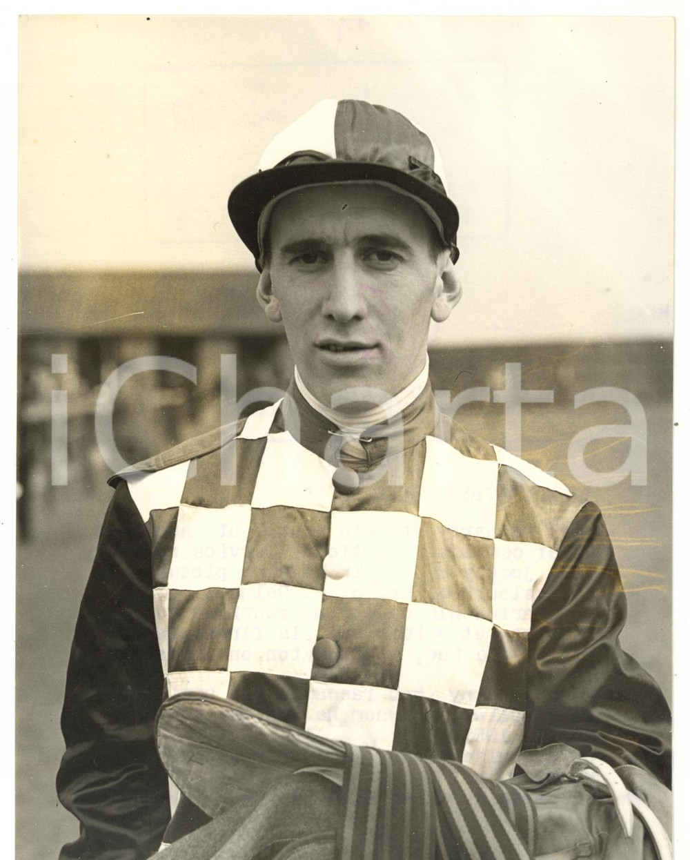 1954 NEWMARKET Jockey Ron SHEATHER portrait *Photo 15x20 Fotografia d'epoca, con didascalia coeva al verso. CONDIZIONI: FAIR (aloni e sovraimpressione al centro)FORMATO: 15x20 cm    originale e autentica 1