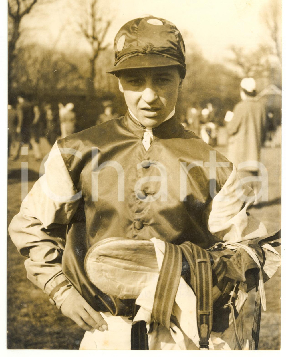 1956 NEWMARKET Jockey Paul TULK portrait - Photo 15x20 cm Fotografia d'epoca, con didascalia coeva al verso. CONDIZIONI: FAIR (alone diffuso; strappo millimetrico al margine inferiore)FORMATO: 15x20 cm    originale e autentica 1