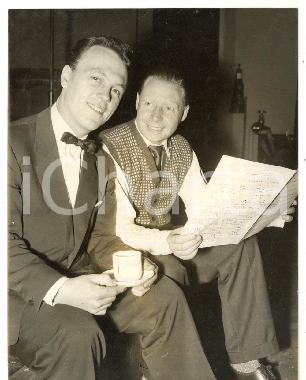 1956 LONDON Singer Matt MONRO with Cyril STAPLETON during rehearsal *Photo 15x20 Fotografia d'epoca, con didascalia coeva al verso. CONDIZIONI: FAIR (alone al centro; piccole piegature ai margini; strappo millimetrico al margine sinistro)FORMATO: 15x20 cm    originale e autentica 1