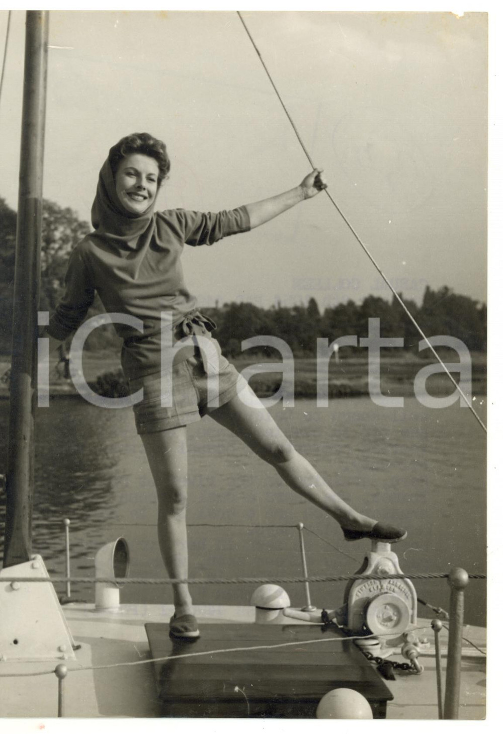 1954 WALTON-ON-THAMES Irish actress Noelle MIDDLETON cruising on the river PHOTO Fotografia d'epoca, con didascalia coeva al verso. CONDIZIONI: FAIR (piccola mancanza al margine superiore; lievi piegature; lieve ondulazione al margine inferiore)FORMATO: 15x20 cm    originale e autentica 1