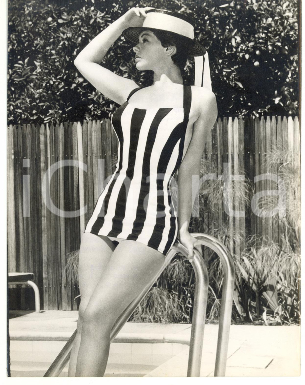 1957 CINEMA "Summer Love" - Judi MEREDITH in a swimsuit *Photo 15x20 Fotografia d'epoca, con didascalia coeva al verso. CONDIZIONI: FAIR (bassa qualit&agrave; di stampa; piegatura al margine inferiore)FORMATO: 15x20 cm    originale e autentica 1