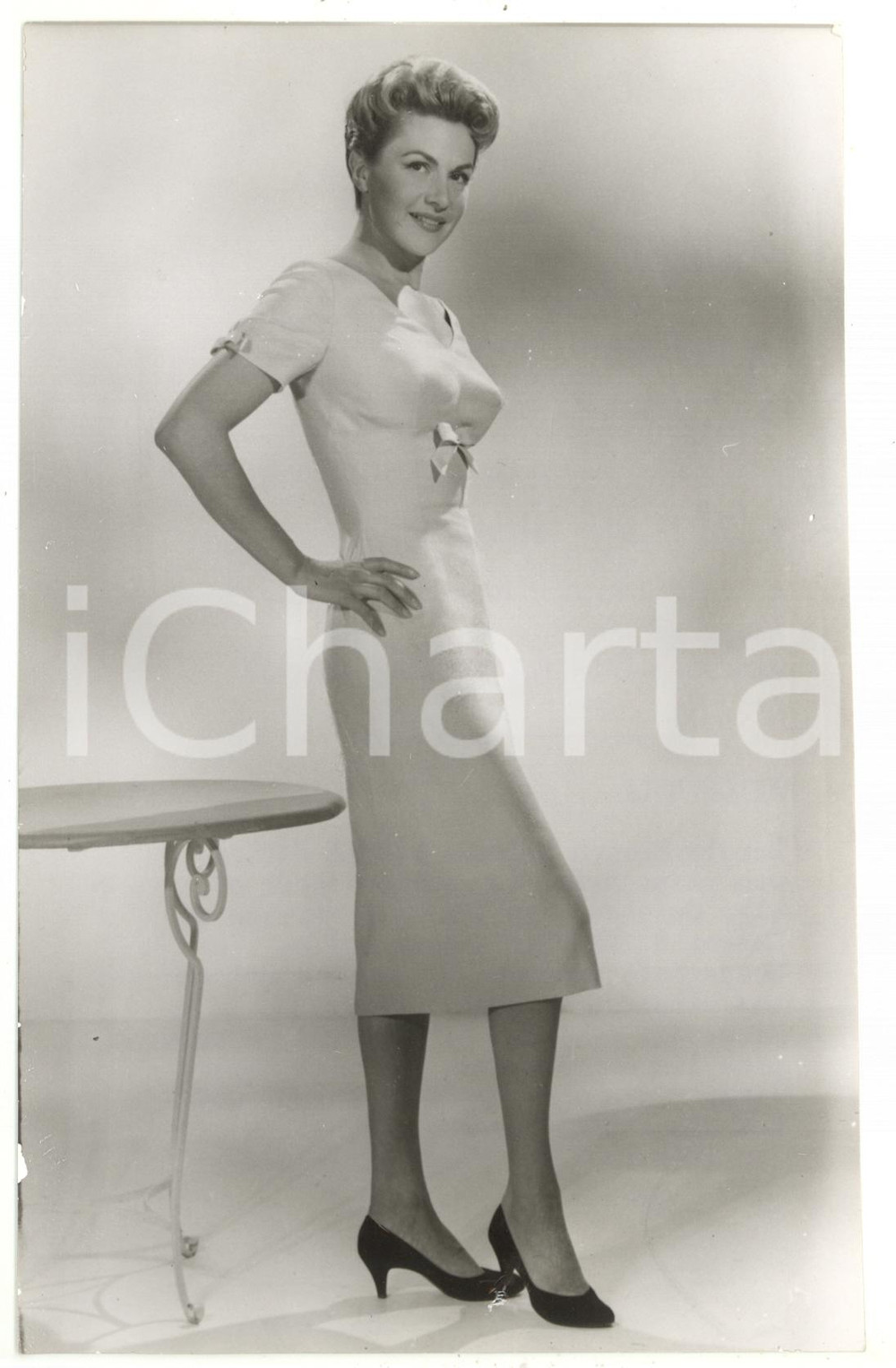 1959 CINEMA French actress Nicole MAUREY wearing a linen dress *Photo 13x20 Fotografia d'epoca, con didascalia coeva al verso. CONDIZIONI: POOR (fotografia rifilata; piccolo strappo al margine inferiore; ondulazione al margine superiore; piccola mancanza di pellicola al margine sinistro)FORMATO: 13x20 cm    originale e autentica 1