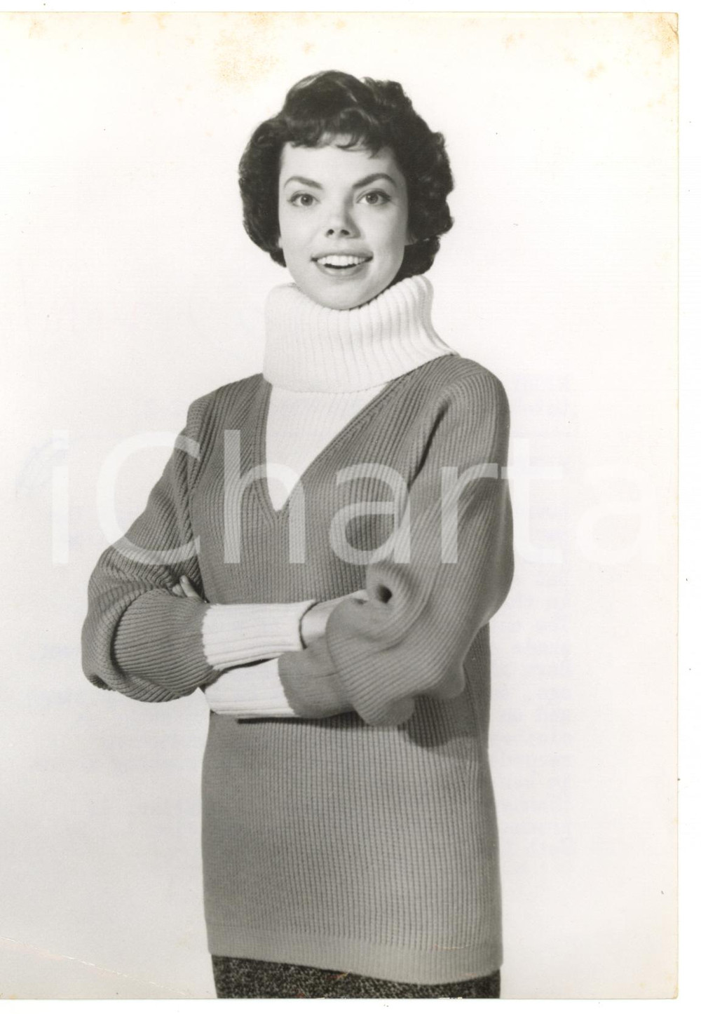1958 CINEMA AndrÃ©e MELLY in a warm heavy-knit sweater *Photo 15x20 Fotografia d'epoca, con didascalia coeva al verso. CONDIZIONI: FAIR (piegatura all'angolo inferiore sinistro;  lievi aloni al margine superiore; sovraimpressione circolare)FORMATO: 15x20 cm    originale e autentica 1