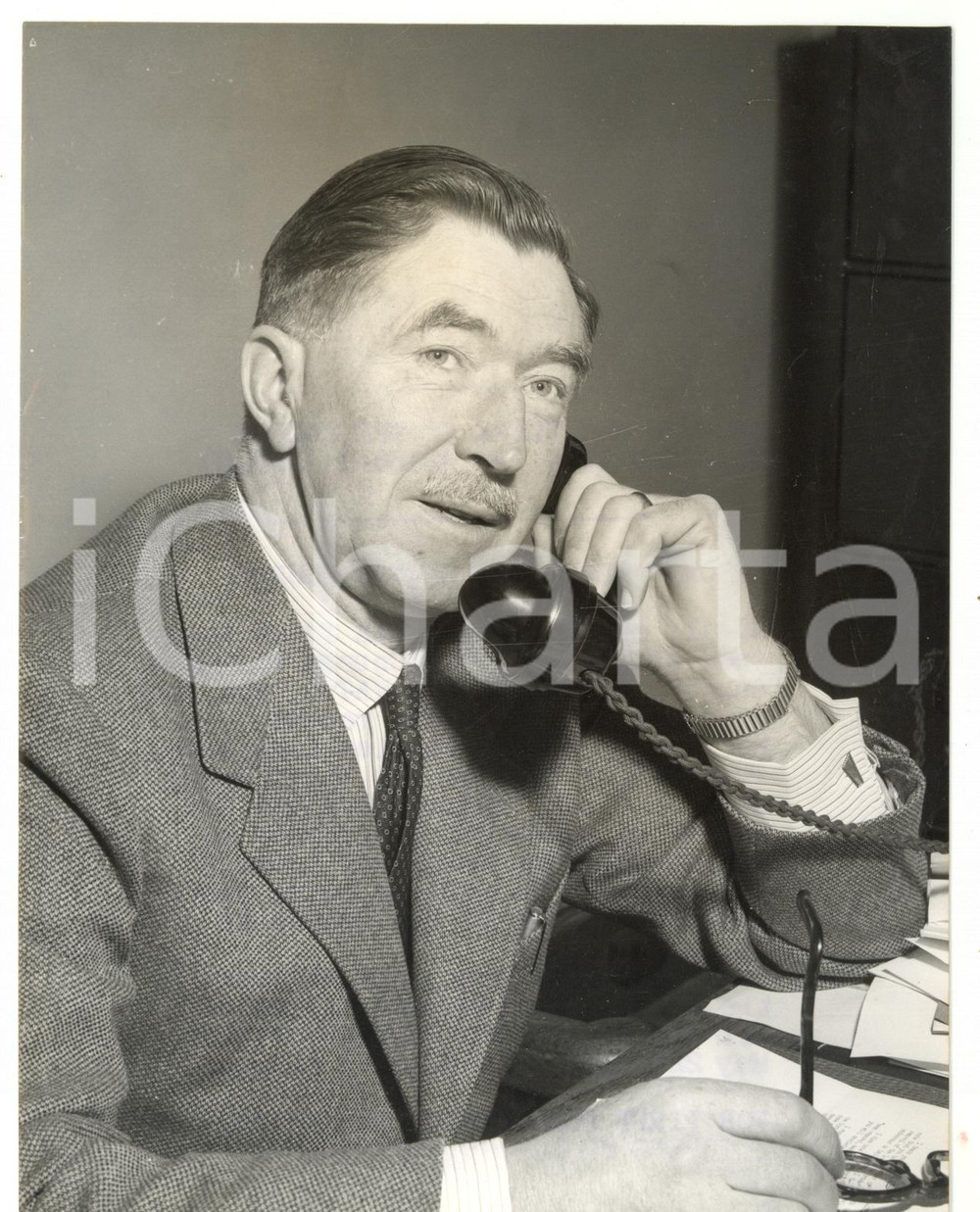 1954 EPSOM Major John WATTS on the phone *Photo 15x20 Fotografia d'epoca, con didascalia coeva al verso. CONDIZIONI: G (ma lieve piegatura al margine superiore; sovraimpressione al centro)FORMATO: 15x20 cm    originale e autentica 1
