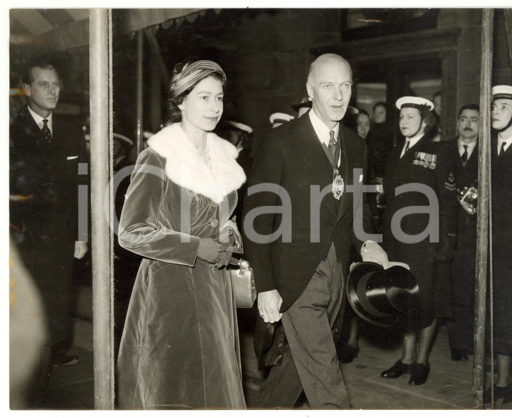 1957 LONDON St Bride's Church - Queen ELIZABETH II with Sir Denis TRUSCOTT  Fotografia d'epoca, con didascalia coeva al verso. CONDIZIONI: FAIR (piegature e piccoli aloni al margine sinistro)FORMATO: 20x15 cm    originale e autentica 1
