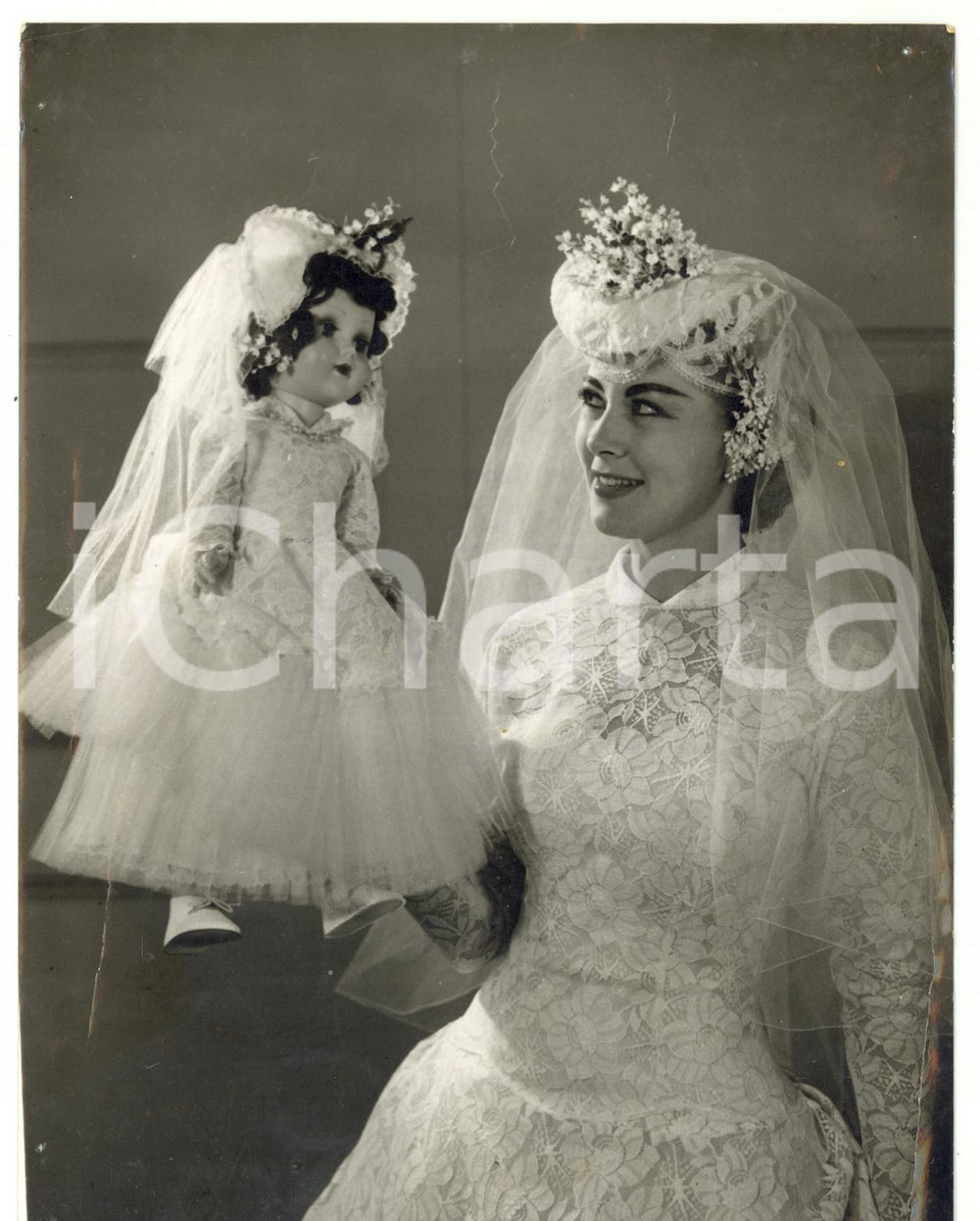 1956 LONDON Veronica MOON and her doll wearing a wedding dress *Photo 15x20 Fotografia d'epoca, con didascalia coeva al verso. CONDIZIONI: POOR (piegature ai margini; forellini da affissione)FORMATO: 15x20 cm    originale e autentica 1