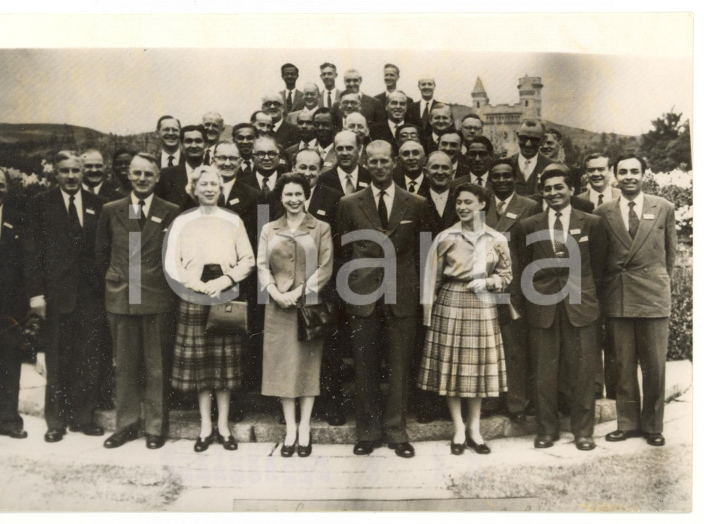 1958 BALMORAL Commonwealth Conference - Royal Family with nuclear scientists Fotografia d'epoca, con didascalia coeva al verso. CONDIZIONI: FAIR (bassa qualit&agrave; di stampa; piccole piegature)FORMATO: 20x14 cm    originale e autentica 1