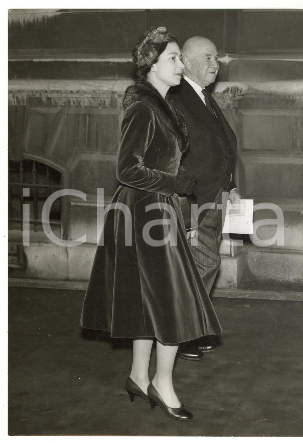1958 LONDON Round Church - Queen ELIZABETH II attending service of rededication Fotografia d'epoca, con didascalia coeva al verso. CONDIZIONI: G (ma piccola piegatura al margine inferiore)FORMATO: 15x20 cm    originale e autentica 1