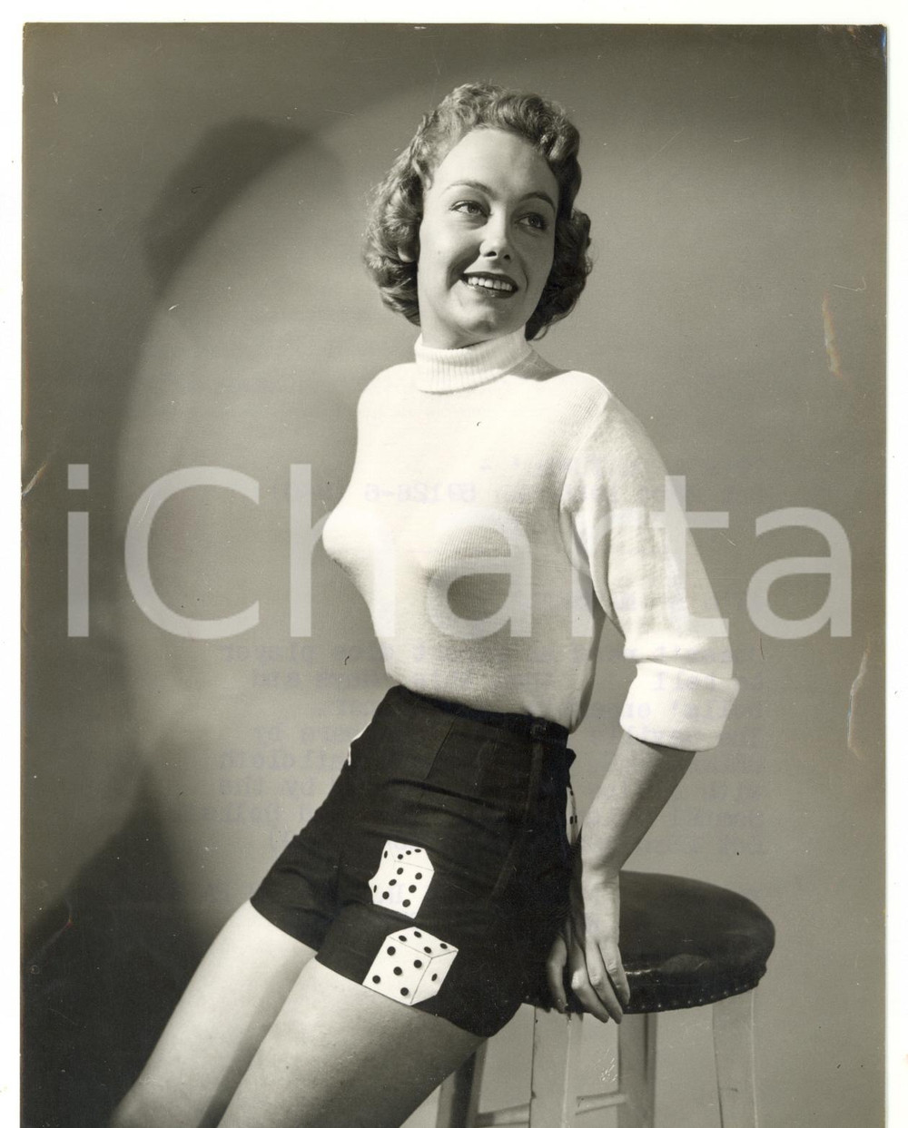 1956 STYLE Brenda MEE wearing a look inspired by "Guys and Dolls" *Photo 15x20 Fotografia d'epoca, con didascalia coeva al verso. CONDIZIONI: FAIR (ondulazione al margine superiore; piccola piegatura al margine destro)FORMATO: 15x20 cm    originale e autentica 1