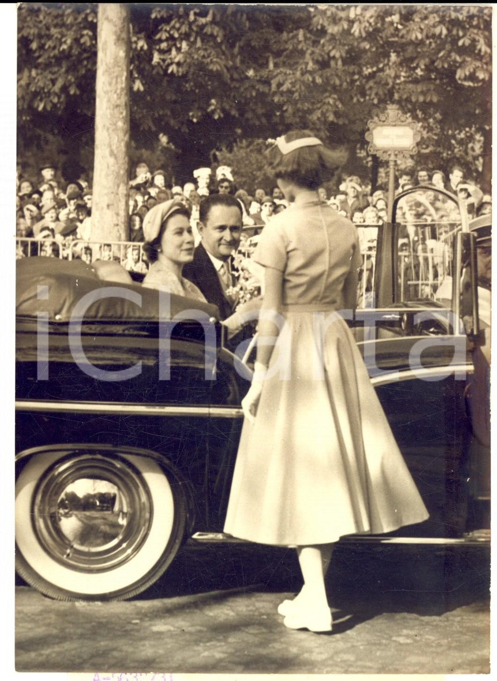 1957 PARIS Regina Elisabetta II riceve omaggio da VÃ©ronique CHADENET *Foto Fotografia d'epoca con didascalia coeva.  CONDIZIONI: G FORMATO:  13x18 cm    originale e autentica 1