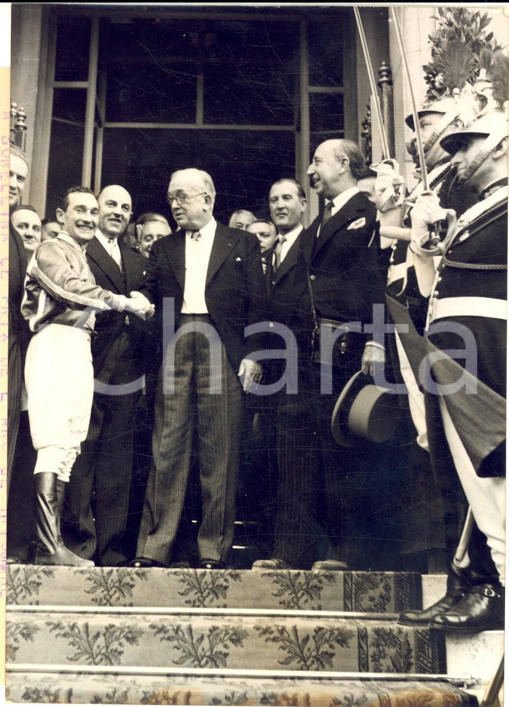 1953 PARIS Prix de l'Arc de Triomphe - Vincent AURIOL con il vincitore LARRAUN Fotografia d'epoca con didascalia coeva.  CONDIZIONI: G FORMATO:  13x18 cm    originale e autentica 1