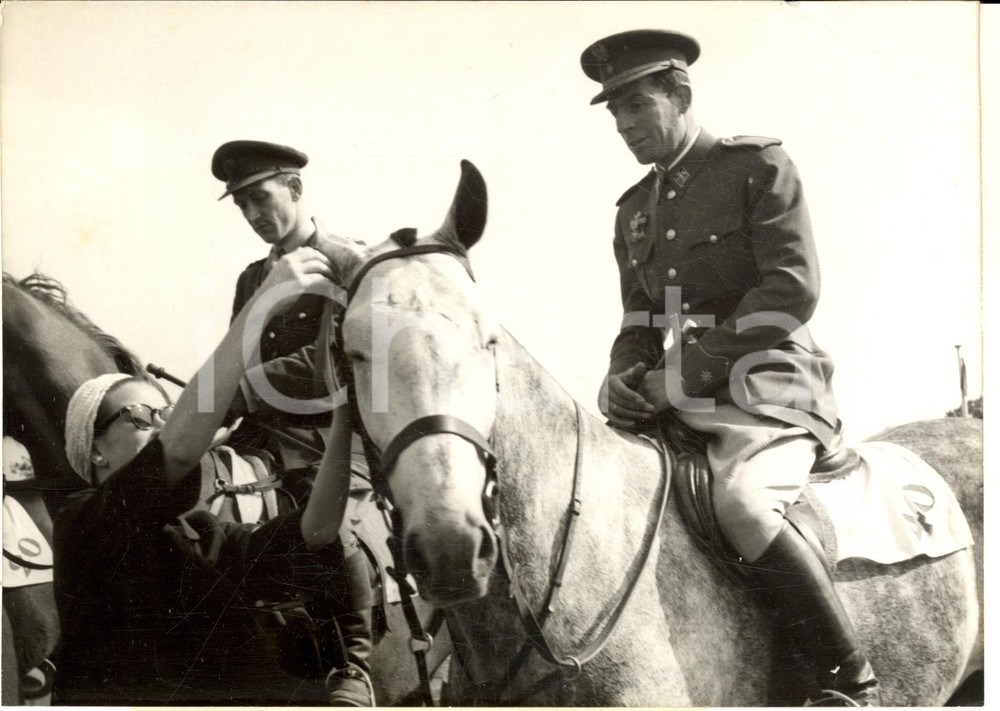 1957 NICE Concours Hippique - Princesse Grace avec le lieutenant PEREZ-SEOANE Fotografia d'epoca con didascalia coeva.  CONDIZIONI: FAIR (piegatura all'angolo superiore destro) FORMATO:  18x13 cm    originale e autentica 1