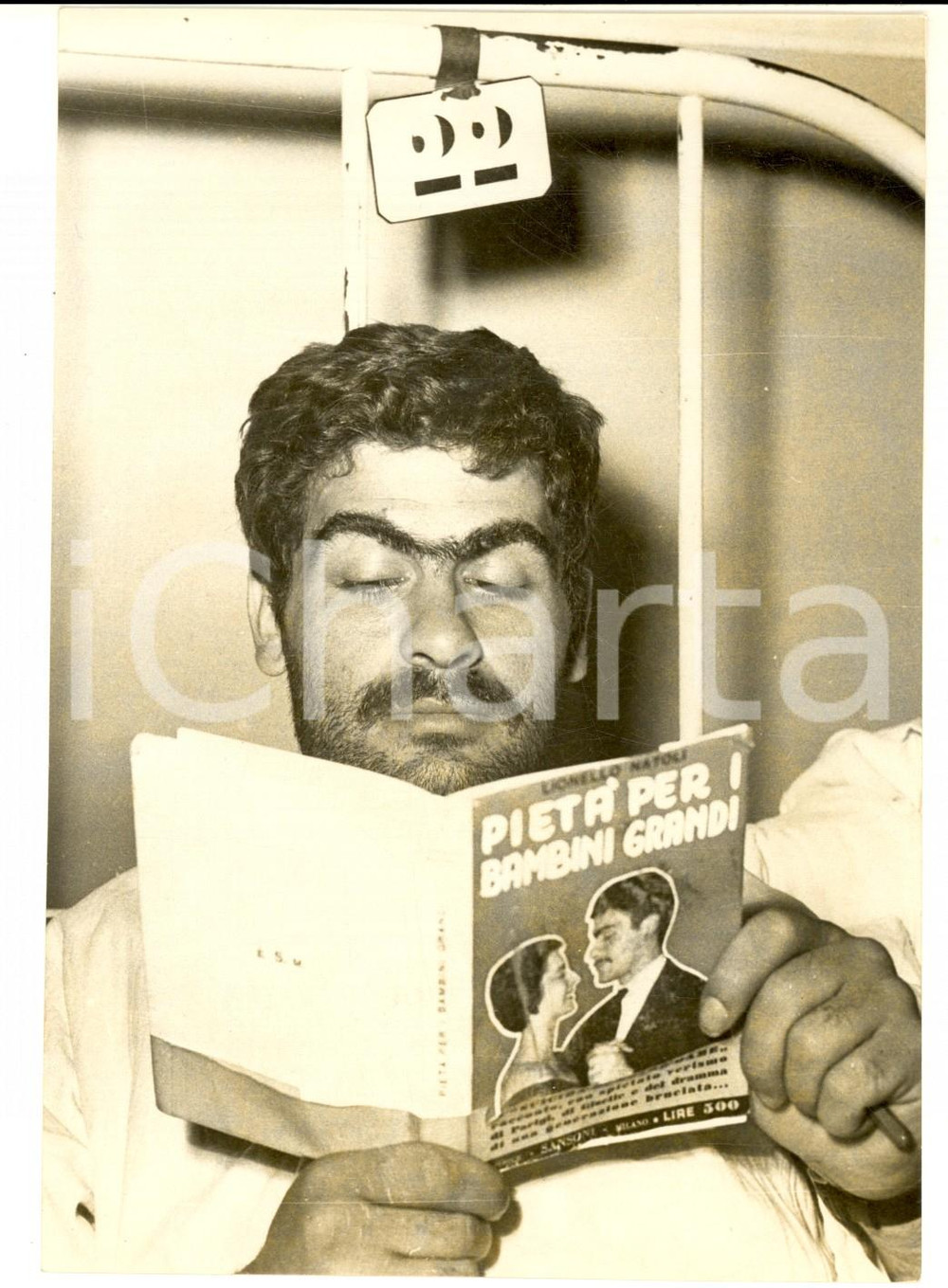 Fotografia d epoca originale 1955 FIRENZE Lionello NATOLI con il suo libro PietÃ  per i bambini grandi Foto 1