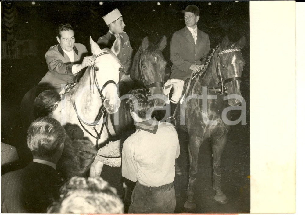 1953 GENEVE Concorso Ippico - Squadra francese JONQUERES D'ORIOLA Georges CALMON Fotografia d'epoca con didascalia coeva.  CONDIZIONI: G (ma sovraimpressione al margine superiore)FORMATO:  18x13 cm    originale e autentica 1