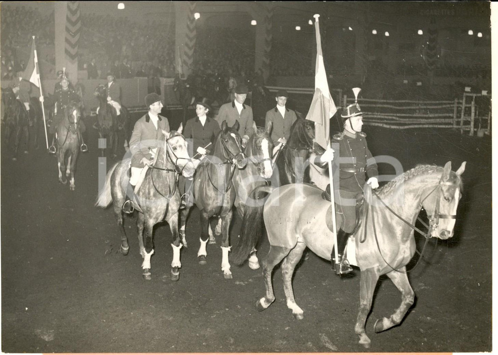 1953 GENEVE IPPICA - Squadra italiana PERRONE Fausto PUCCINI Lorenzo MEDICI Fotografia d'epoca con didascalia coeva.  CONDIZIONI: G (ma piegatura al lato destro)FORMATO:  18x13 cm    originale e autentica 1