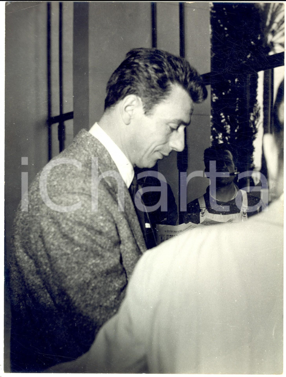 1953 FESTIVAL DI CANNES Yves MONTAND protagonista di "Salaire de la peur" *Foto Fotografia d'epoca con didascalia coeva.  CONDIZIONI: FAIR (graffi superficiali) FORMATO:  18x24 cm    originale e autentica 1