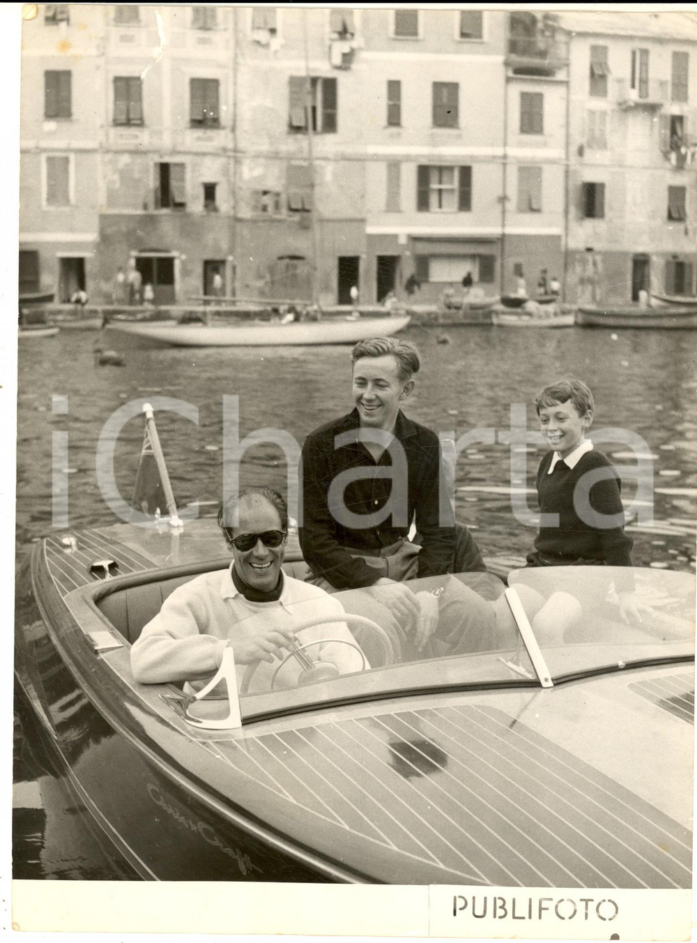 1953 PORTOFINO Arrivo di Rex HARRISON in motoscafo per le vacanze estive *Foto Fotografia d'epoca con didascalia coeva al verso. CONDIZIONI: FAIR (taglio di circa 1 cm e lieve sovraimpressione al margine superiore) FORMATO: 18x24 cm     originale e autentica 1