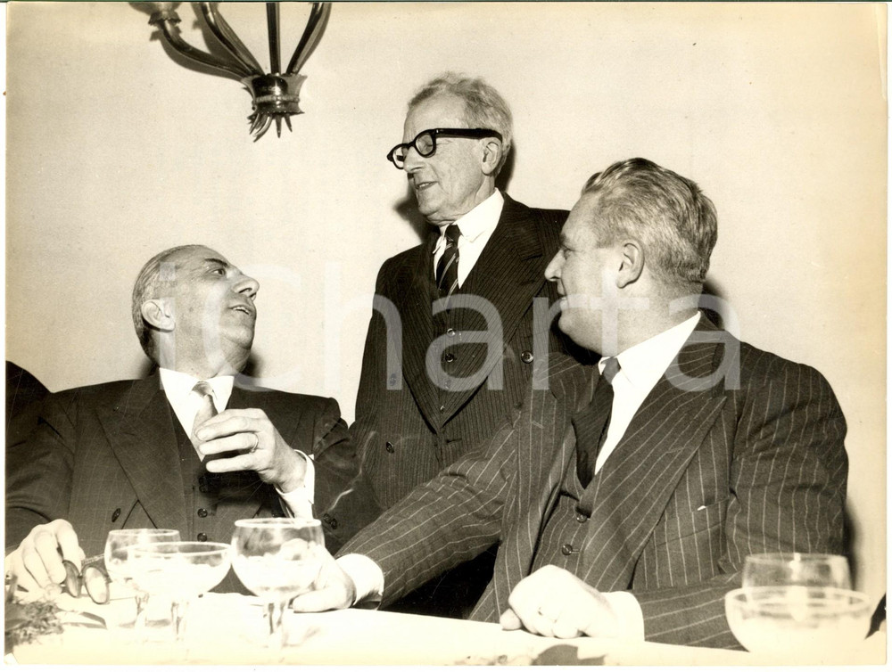 1956 GENOVA Arnoldo MONDADORI festeggia Virgilio BROCCHI per 50 anni di carriera Fotografia d'epoca con didascalia coeva al verso. CONDIZIONI: FAIR (piegature al margine superiore e laterale destro) FORMATO: 24x18 cm     originale e autentica 1