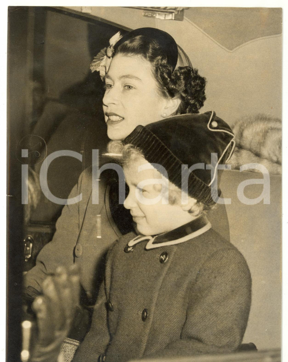 1954 LONDON Queen ELIZABETH II and Princess ANNE en route for SANDRINGHAM *Photo Fotografia d'epoca, con didascalia coeva al verso. CONDIZIONI: FAIR (alone diffuso; strappo millimetrico al margine sinistro; sovraimpressione al margine sinistro; piccola piegatura all'angolo superiore sinistro)FORMATO: 15x20 cm    originale e autentica 1