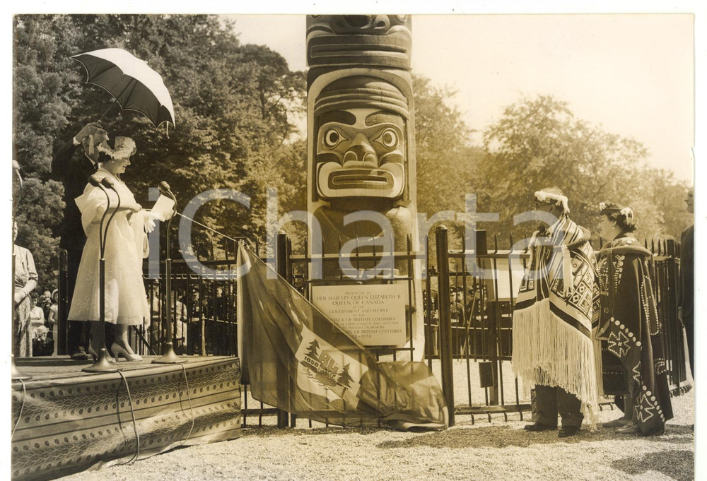 1958 LONDON The Totem Pole - The Queen MOTHER unveiling commemorative plaque Fotografia d'epoca, con didascalia coeva al verso. CONDIZIONI: FAIR (alone diffuso; piegatura al margine destro)FORMATO: 20x15 cm    originale e autentica 1