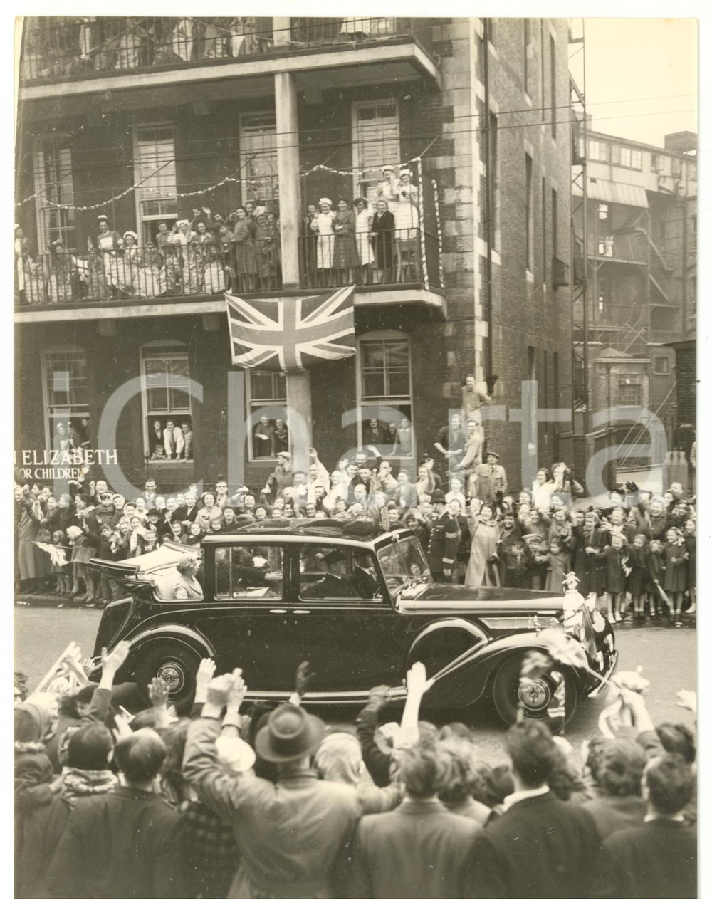 1953 LONDON Queen Elizabeth Hospital - Patients greeting the Queen *Photo 15x20 Fotografia d'epoca, con didascalia coeva al verso. CONDIZIONI: G (ma sovraimpressione al margine inferiore)FORMATO: 15x20 cm    originale e autentica 1