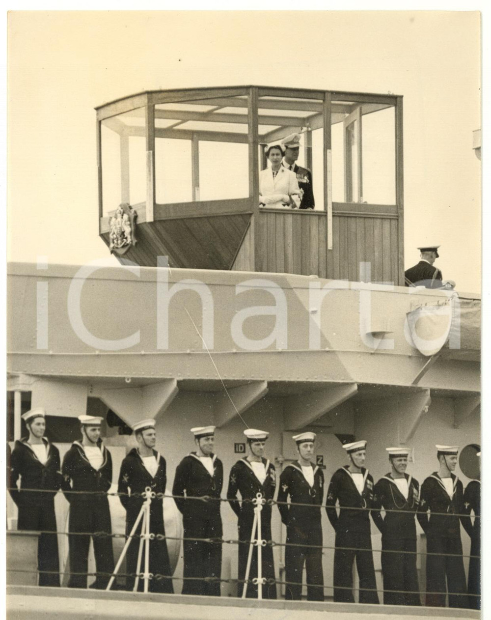 1953 PORTSMOUTH Coronation Naval Review - Queen ELIZABETH II *Photo 15x20 Fotografia d'epoca, con didascalia coeva al verso. CONDIZIONI: FAIR (bassa qualit&agrave; di stampa; sovraimpressione al margine inferiore. Il graffio visibile al centro &egrave; un difetto di stampa)FORMATO: 15x20 cm    originale e autentica 1
