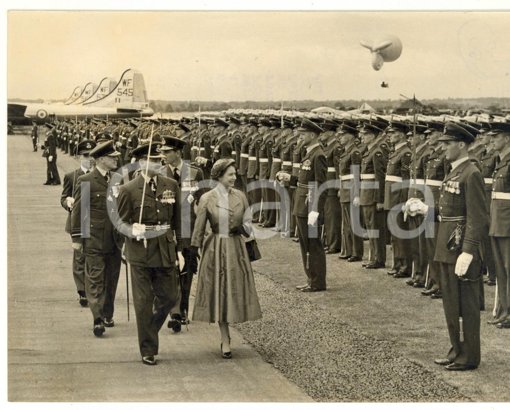 1953 RAF ODIHAM Queen ELIZABETH II reviewing the Royal Air Force lined up *Photo Fotografia d'epoca, con didascalia coeva al verso. CONDIZIONI: FAIR (lieve alone diffuso; sovraimpressione visibile all'angolo superiore destro; timbro al verso visibile in superficie; piccola piegatura al margine sinistro)FORMATO: 20x15 cm    originale e autentica 1