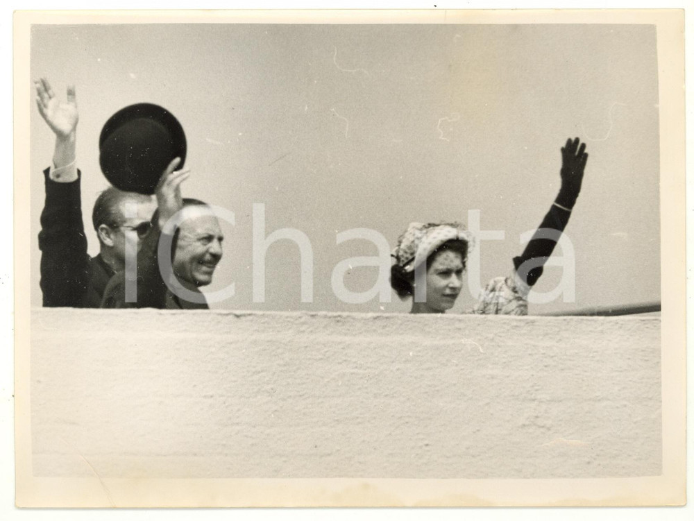 1953 LONDON AIRPORT Queen ELIZABETH II and the Duke of EDINBURGH greetings Fotografia d'epoca, con didascalia coeva al verso. CONDIZIONI: POOR (bassa qualit&agrave; di stampa; piegatura all'angolo inferiore sinistro)FORMATO: 20x15 cm    originale e autentica 1