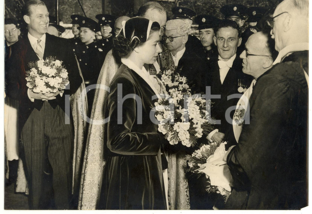 1955 LONDON Southwark Cathedral - Queen ELIZABETH II during Royal Maundy - Photo Fotografia d'epoca, con didascalia coeva al verso. CONDIZIONI: FAIR (lieve sovraimpressione al margine inferiore; piccola mancanza all'angolo inferiore destro)FORMATO: 20x15 cm    originale e autentica 1