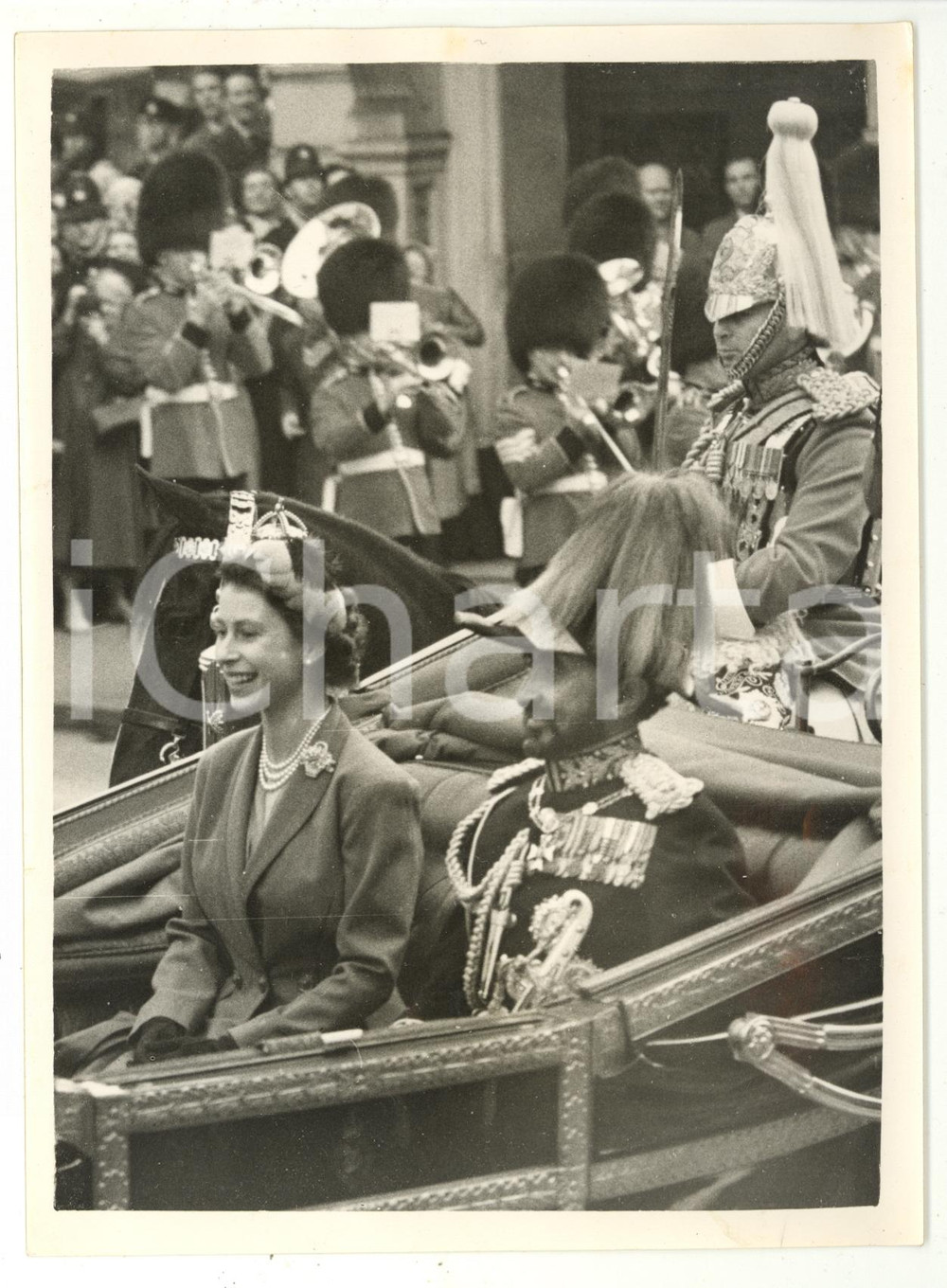 1954 LONDON Queen ELIZABETH II with HailÃ© SELASSIE in the carriage *Photo 15x20 Fotografia d'epoca, con didascalia coeva al verso. CONDIZIONI: FAIR (bassa qaulit&agrave; di stampa)FORMATO: 15x20 cm     originale e autentica 1