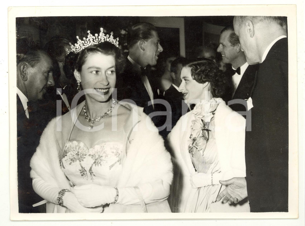1954 LONDON Tivoli Theatre - Queen ELIZABETH II during Italian Film Festival  Fotografia d'epoca, con didascalia coeva al verso. CONDIZIONI: G (ma piccola piegatura al margine sinistro)FORMATO: 20x15 cm    originale e autentica 1