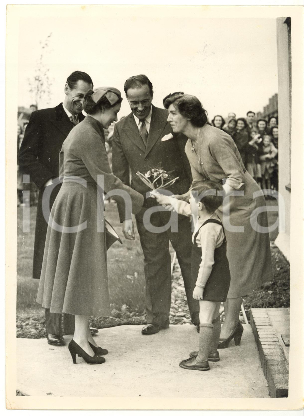 1954 BOREHAMWOOD Princess MARGARET receiving a bunch of roses from Brian VINING Fotografia d'epoca, con didascalia coeva al verso. CONDIZIONI: FAIR (sovraimpressioni e piccole piegature ai margini)FORMATO: 15x20 cm    originale e autentica 1