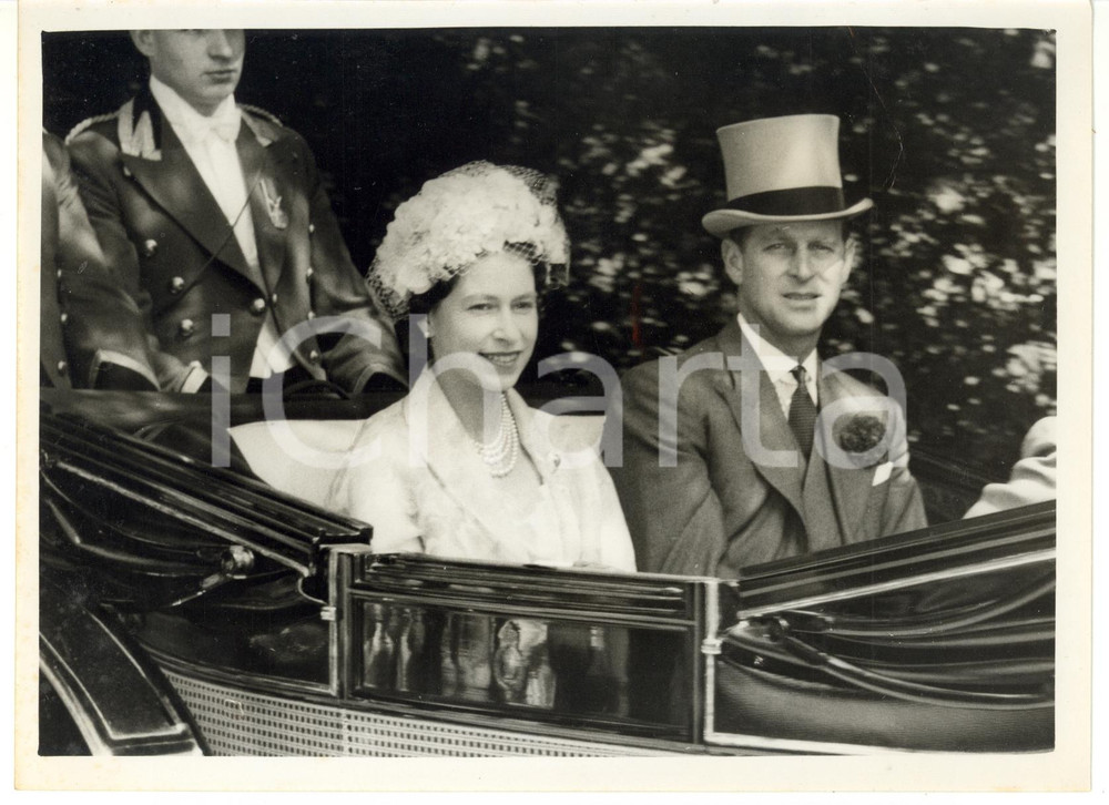 1961 CHEAPSIDE - ELIZABETH II and Duke of EDINBURGH on the way to ASCOT *Photo Fotografia d'epoca, con didascalia coeva al verso. CONDIZIONI: FAIR (bassa qualit&agrave; di stampa; piegatura al margine superiore)FORMATO: 20x15 cm    originale e autentica 1