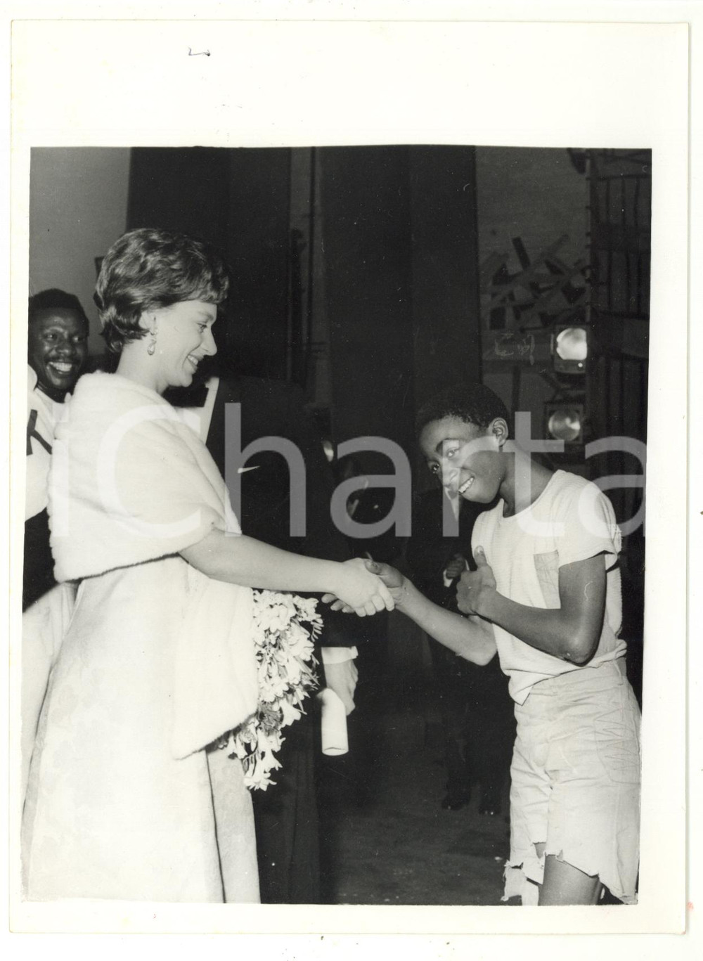 1961 LONDON Princess MARGARET shaking hands with Lemmy "Special" MABASO *Photo Fotografia d'epoca, con didascalia coeva al verso. CONDIZIONI: G (ma minima traccia di inchiostro al margine superiore)FORMATO: 15x20 cm    originale e autentica 1