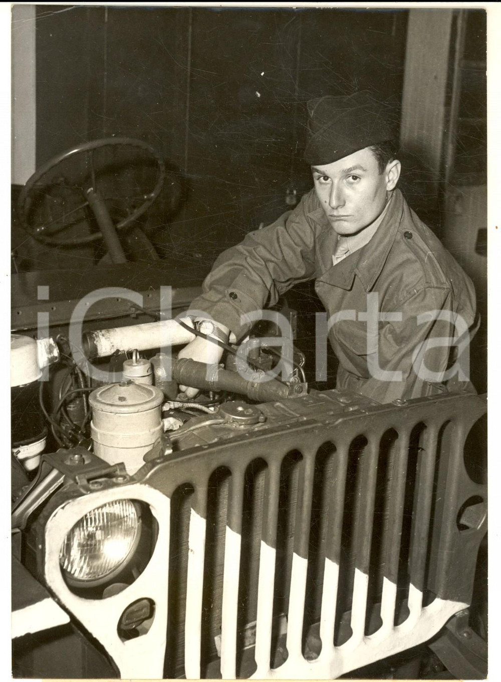 1957 PARIS Jockey Serge BLOUULANGER avec une jeep pendant son service militaire Fotografia d'epoca, con didascalia coeva. CONDIZIONI: G FORMATO: 13x18 cm    originale e autentica 1